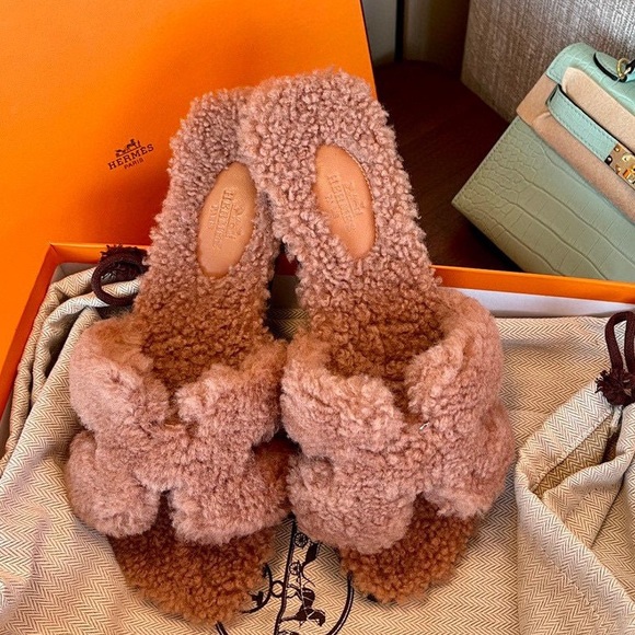 Hermes Shoes - Hermès Oran woolskin sandals rose